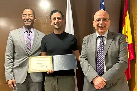 Gregory Triplett, Ph.D., Dean of <a href='http://t0ur.guidetohairlossproducts.com'>博彩网址大全</a>'s School of Science and Engineering, traveled to Madrid to personally congratulate and present the honor to Charles El Mir, Ph.D.